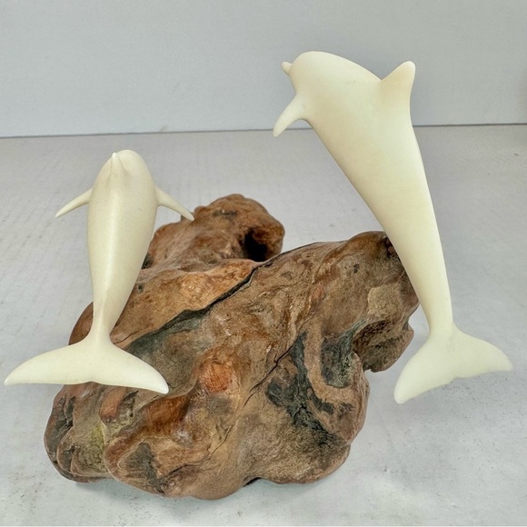 VINTAGE John Perry Dolphin Sculpture with white durable resin on burl wood base. - Picture 3 of 11